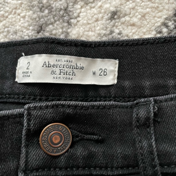 Abercrombie & Fitch - Women’s Black Distressed Hem Jean Shorts - 26 - Picture 4 of 5